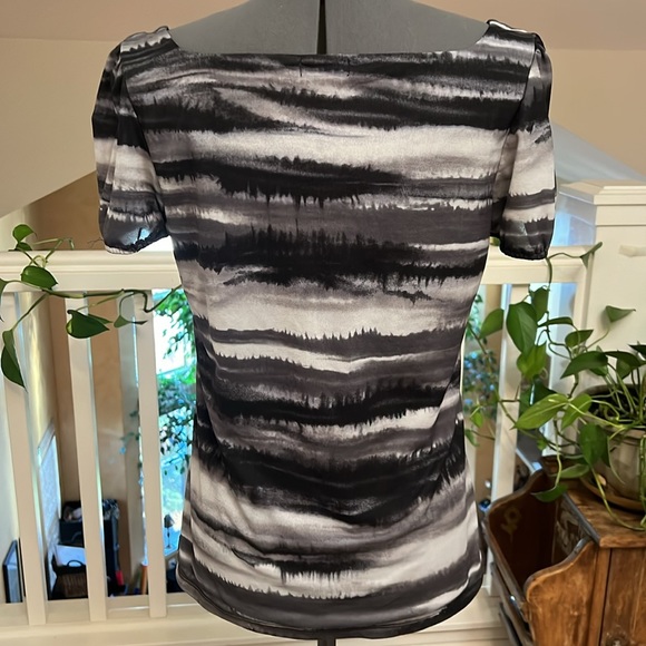 JW Shades of Black & Gray Blouse NWOT - Picture 3 of 5